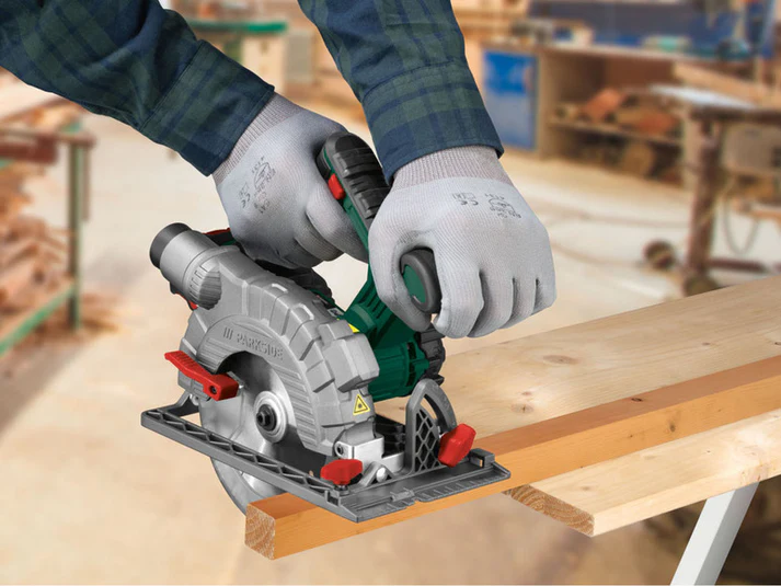Utilizzo della sega circolare per tagliare una tavola di legno